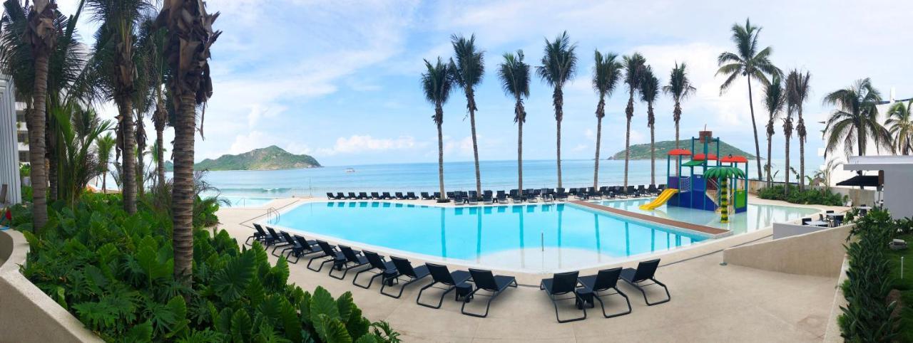 Viaggio Resort Mazatlán Eksteriør billede Pool at the resort