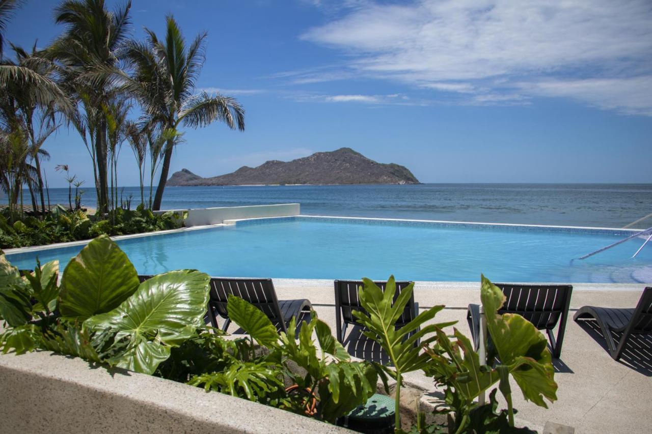 Viaggio Resort Mazatlán Eksteriør billede View of the Bay of Conchas, with the island of San Cristóbal in the background.